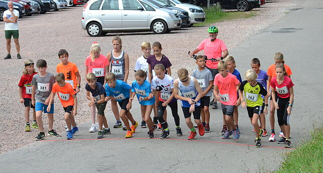 Die ersten Schüler: 21 Teilnehmer gingen beim Schülerlauf, der Premiere hatte, an den Start.