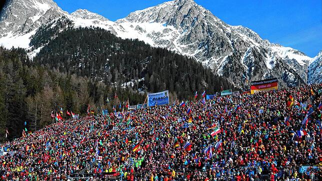Unser Bild zeigt 24&nbsp;000 Zuschauer am Staller Sattel bei der IBU-Biathlon-Weltmeisterschaft in Antholz in Südtirol. Das war am 23. ...