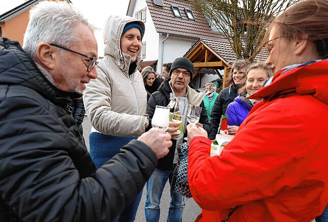 Anwohner der „Magnolienstraße“ stoßen zur Feier des Tages auf die Umbenennung an.