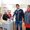 Die Wahlhelfer Andrea Rothmund, Andreas Hößler und Heike Haug sind dabei, als Simon Imhäuser und Melanie Rieble ihre Stimmen abgeben.