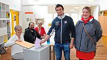 Die Wahlhelfer Andrea Rothmund, Andreas Hößler und Heike Haug sind dabei, als Simon Imhäuser und Melanie Rieble ihre Stimmen abgeben.