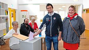 Die Wahlhelfer Andrea Rothmund, Andreas Hößler und Heike Haug sind dabei, als Simon Imhäuser und Melanie Rieble ihre Stimmen abgeben.