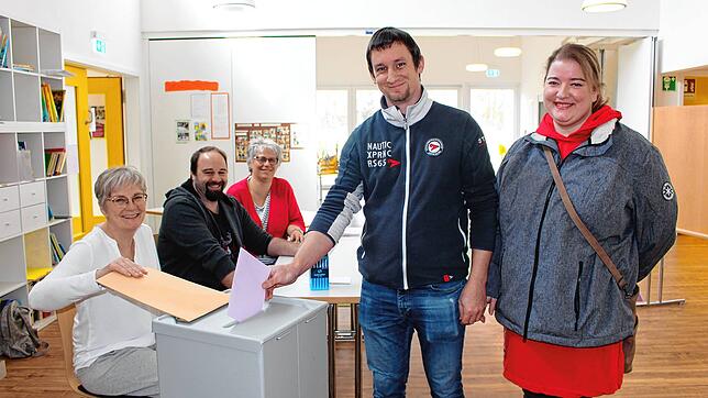 Die Wahlhelfer Andrea Rothmund, Andreas Hößler und Heike Haug sind dabei, als Simon Imhäuser und Melanie Rieble ihre Stimmen abgeben.