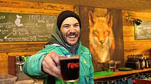 Hannes Landenberger von der Füxle-Bar serviert mit einem Lachen.