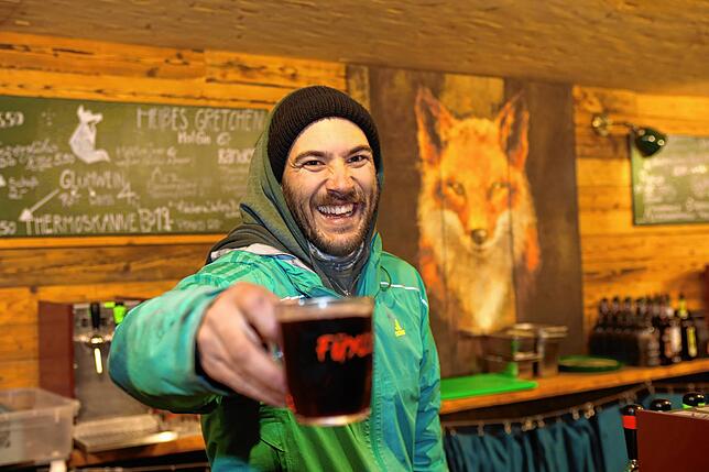 Hannes Landenberger von der Füxle-Bar serviert mit einem Lachen.