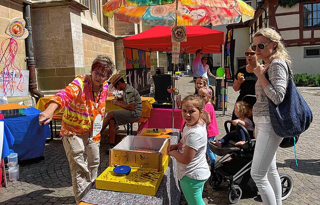 Für Kinder gab es kurzweilige Bastelangebote von der Kreativabteilung Applaus.