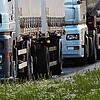 Lange LKW-Kolonnen. (Symbolbild) 1999 platzte einem Lastwagen in der Schmittenau ein Reifen, doch das bemerkte zunächst niemand, auch ...