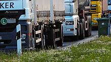 Lange LKW-Kolonnen. (Symbolbild) 1999 platzte einem Lastwagen in der Schmittenau ein Reifen, doch das bemerkte zunächst niemand, auch ...