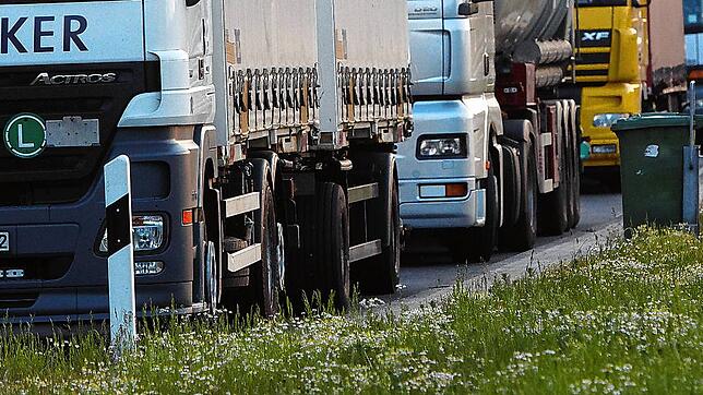 Lange LKW-Kolonnen. (Symbolbild) 1999 platzte einem Lastwagen in der Schmittenau ein Reifen, doch das bemerkte zunächst niemand, auch ...