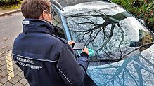 Parkt dieses Auto zurecht auf einem für Menschen mit Behinderungen reservierten Stellplatz? Die Stadt Konstanz kontrolliert das ...
