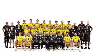 Das Team der HSG Konstanz in der Saison 2025/26: (hintere Reihe, von links) Physiotherapeut Tobias Eblen, Physiotherapeut Simon Hafner, ...