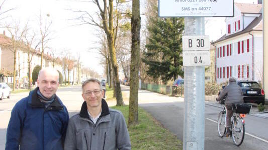Bernhard Glatthaar (links) und Roland Merz vom ADFC-Kreisvorstand können den "Parkdruck" an der Paulinenstraße nicht nachvollziehen. Für ...