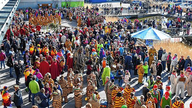 Närrisches Treiben vor dem Seemaxx: Das Kinderbaumstellen lockte zahlreiche kleine und große Narren vor das Herstellerverkaufszentrum. ...