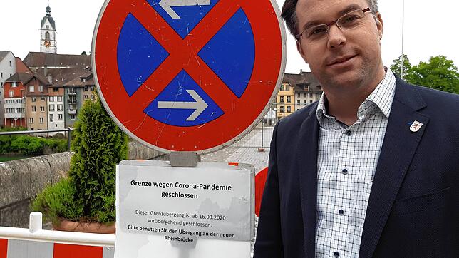 Der Laufenburger Bürgermeister Ulrich Krieger an der derzeit wegen Corona gesperrten Laufenbrücke. Er hält die Maßnahme für schmerzhaft ...