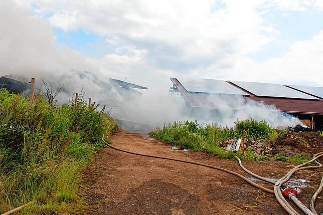 Bild 6: Großeinsatz für die Feuerwehren in Sumpfohren: Ein Gebäude des Hofs Bogenschütz brennt