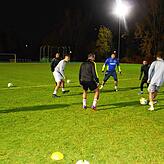 Eine Traingsgruppe des C-Ligisten SC United in Aktion bei einem Trainingsbesuch des SÜDKURIER am 27. Oktober 2021. Die Kicker stehen ...