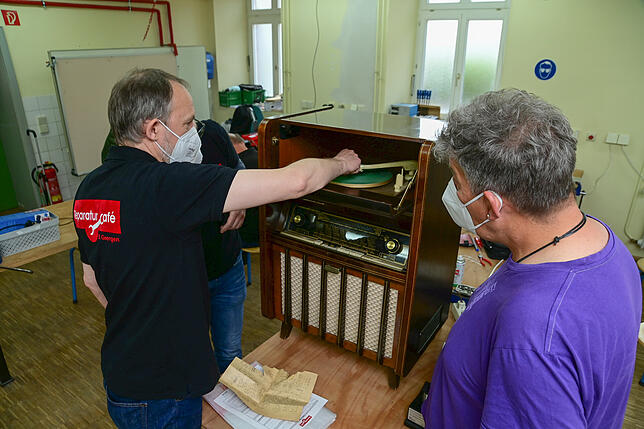 So eine Rarität bekommt man nicht alle Tage zu Gesicht. Eine Musikbox aus den 1950er Jahren, die Stefan Hummel (rechts) vorbeibrachte, ...