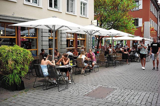 Wessenbergstraße, kostenpflichtig: Auch hier hat die kommerzielle Nutzung des öffentlichen Raums stark zugenommen.