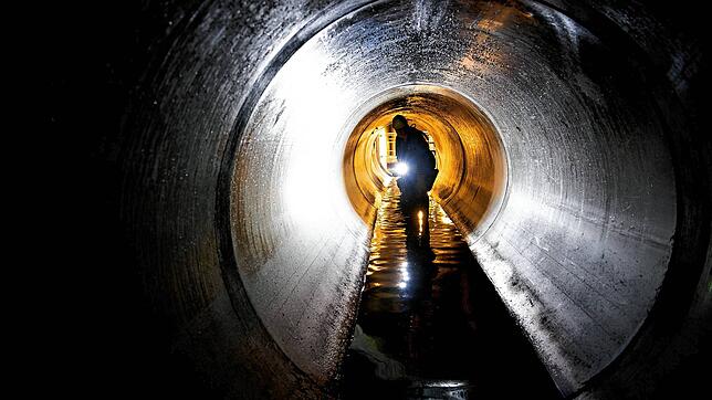Das Abwasser in großen Kanalrohren, wie hier auf einem Archivbild aus Berlin zu sehen, hat nicht nur Schmutz und menschliche ...