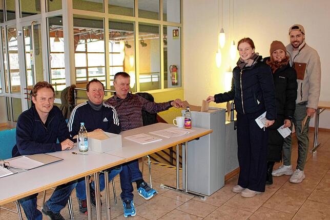 In der Bundschuhhalle in Herdwangen sind Lukas Kaupp, Reiner Schmid und Edwin Bezikofer mit dabei, als Sophia Baur, Elena Baur und ...