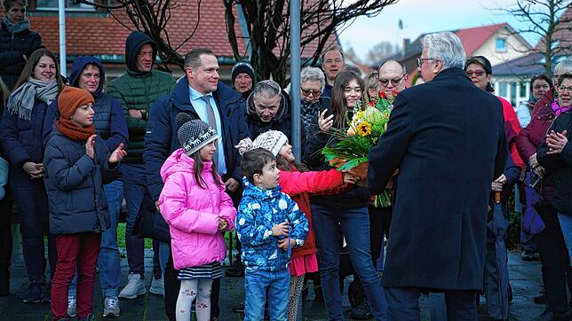 Gratulation: Nach der Bekanntgabe des Ergebnisses erhielt Jürgen Wiener (Bildmitte) viele Glückwünsche. Amtsinhaber Martin Benz (vorne ...