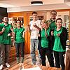Sieben Neumitglieder konnten beim Räbenpappenessen in den Narrenverein Räbenheim aufgenommen werden. Auf dem Bild die Neuen (von links) ...