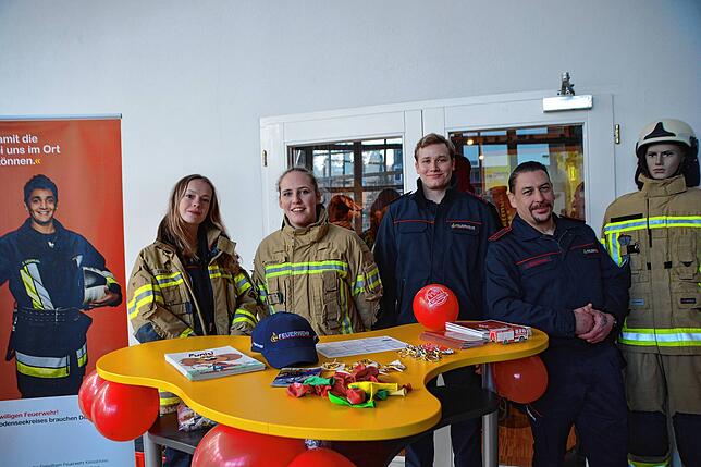 Die Vertreter der Hilfsorganisationen DLRG, DRK und hier auf dem Foto von der Freiwilligen Feuerwehr präsentieren ihre Arbeit im Foyer ...
