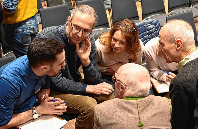 Bürgermeister Christoph Stolz (links) spricht mit jeder Workshop-Gruppe aus seinem Themenbereich und sammelt die Ergebnisse.