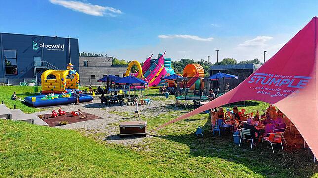 Hüpfburgen und Trampolins gehören zum Zauberland neben dem Blocwald am Klosterhof. Hier können Kinder spielen und Eltern entspannt ...