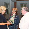 Zum Abschied bekommt Christine Renner (links) von Pfarrer Andreas Treuer ein Präsent und von Theodora Fattler ein Blumengesteck.