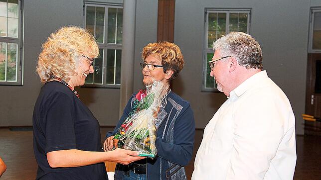 Zum Abschied bekommt Christine Renner (links) von Pfarrer Andreas Treuer ein Präsent und von Theodora Fattler ein Blumengesteck.