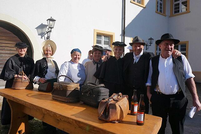 Bild 10: Der Theaterverein Zeitschleuse stellt bei der Schiffstaufe am Kloster in Riedern am Wald einen Teil seiner Kulisse für die nächste Saison vor