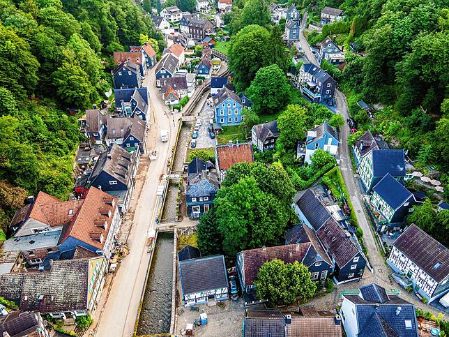 Blick in den verwüsteten Ortskern mit der Eschbachstraße in Solingen-Unterburg (Nordrhein-Westfalen).