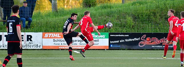 Bild 4: FC Rot-Weiß Weilheim besiegt den FC Wallbach im &bdquo;Duell am Strich&ldquo; mit 3:1 &ndash; wir haben die Bilder!