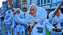Fasnet-Dienstag-Nachmittag in Villingen: Grosser Umzug der Zuggesellschaft mit tausenden Hästrägern und zehntausenden Zuschauern bei ...