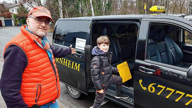 Der zehnjährige Pius Dehne nutzt zum ersten Mal das Anrufsammeltaxi (AST), um zum Orchester zu kommen. Fahrer Carsten Brandt bringt ihn ...