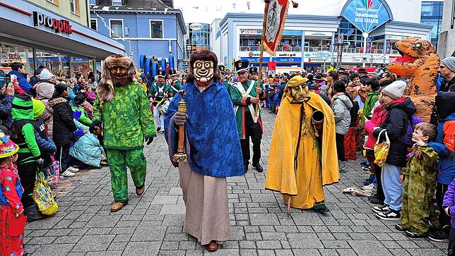 Angeführt wird der Fasnachtsmändigumzug in Bad Säckingen von den drei Urmasken der Bad Säckinger Narrenzunft.