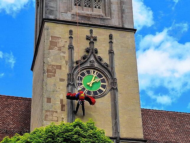 Die Bergwacht seilt mutige Besucher von der Kirche nach unten ab.