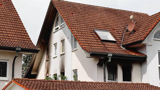 Tage nach der Brandnacht: Ein Blick von der Markdorfer Straße auf die Brandwohnung in der Aachstraße in Neufrach