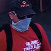 Der Täter, der auf diesem Bild aus einer Überwachungskamera maskiert ist, flüchtete am 15. August mit der Beute in Richtung Bahnhof. Der ...