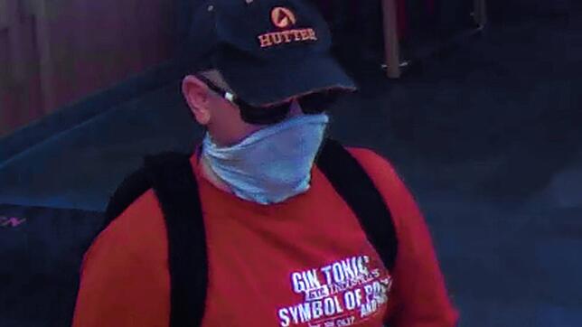 Der Täter, der auf diesem Bild aus einer Überwachungskamera maskiert ist, flüchtete am 15. August mit der Beute in Richtung Bahnhof. Der ...