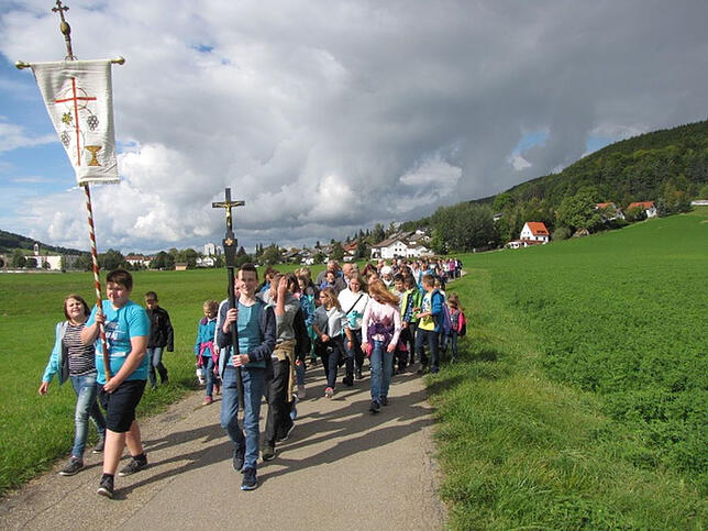Dieses bunte Bild entstand bei der ersten Wallfahrt der Seelsorgeeinheit Blumberg voriges Jahr: Die Ministranten, die Kreuz und Fahne ...
