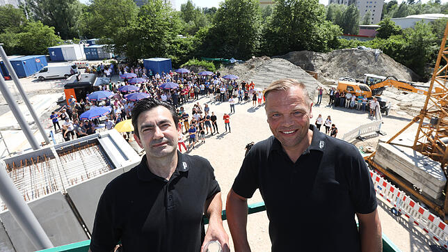 Alexander Wahl und Klaus Nickl von der Firma Stahlbau Nägele sprachen den traditionellen Handwerker-Richtspruch und wünschten dem ...