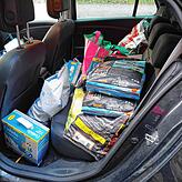 Die Rückbank vom Auto ist gut gefüllt mit Futter: So sieht es aus, wenn Roswitha Hausin Futterspenden ausfährt.