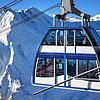 Die Doppelstockbahn im Skigebiet Silvretta Arena bringt Skifahrer zur Bergstation. Das Skigebiet befindet sich in Österreich und der ...