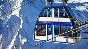 Die Doppelstockbahn im Skigebiet Silvretta Arena bringt Skifahrer zur Bergstation. Das Skigebiet befindet sich in Österreich und der ...