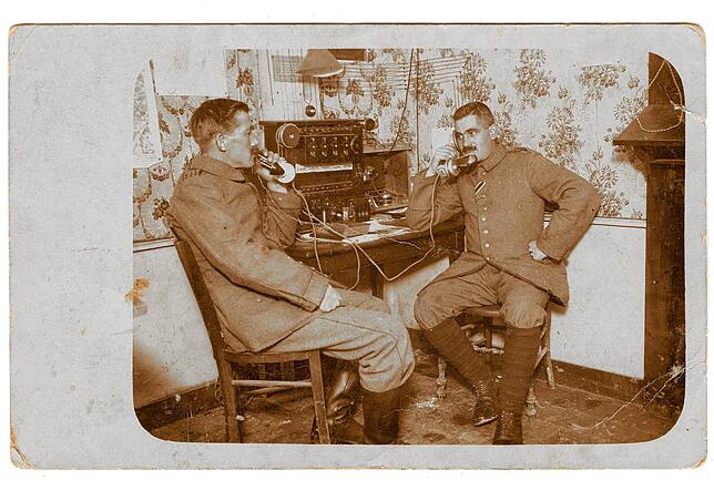 Dieses Foto zeigt erneut den Soldaten mit dem schwarzen Schnurrbart, diesmal in einer requirierten Wohnung. Warum hat man in der Familie ...