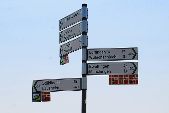 Hinweisschild in Münchingen auf den Südschwarzwald-Radweg.