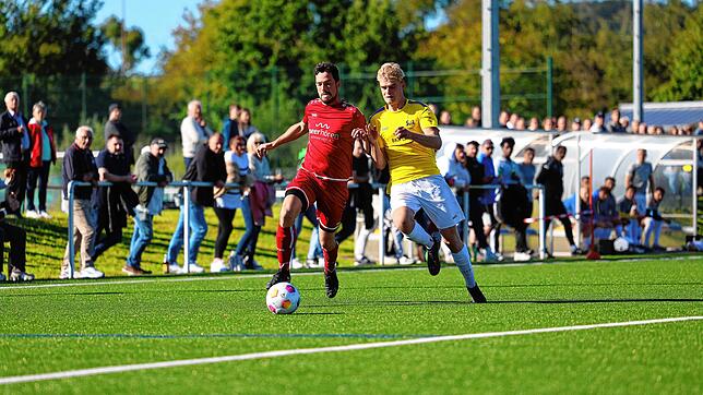 Der SV Allensbach (gelbes Trikot) hat sich mit im Gnadensee-Derby 2:0 gegen die SG Reichenau durchgesetzt.