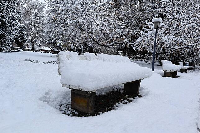 Ganz schön Schnee liegt auf den Parkbänken.